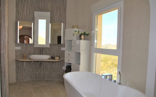 Villa exclusiva con vistas al mar en Orba – tranquilidad, naturaleza y privacidad