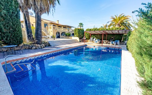 Gran chalet con 8 dormitorios y 10 baños en venta en La Nucia