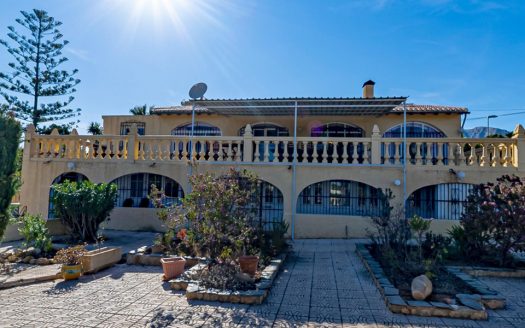 Gran chalet con 8 dormitorios y 10 baños en venta en La Nucia