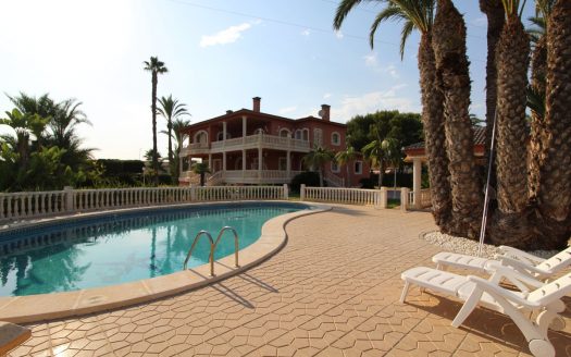 Villa rodeada por unos jardines envidiables con plantas mediterráneas en Elche